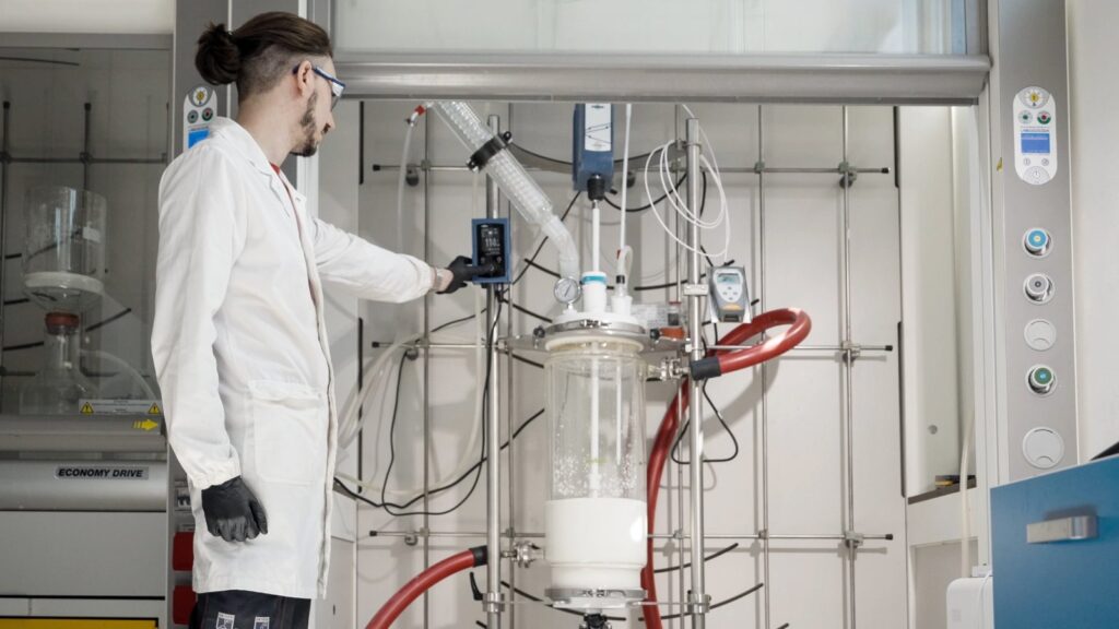 Filter reactor system used for selective dissolution of mixed textile fibres