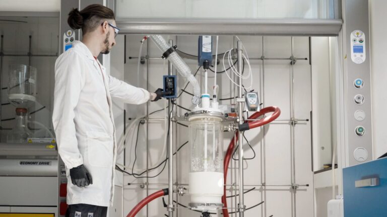 Filter reactor system used for selective dissolution of mixed textile fibres