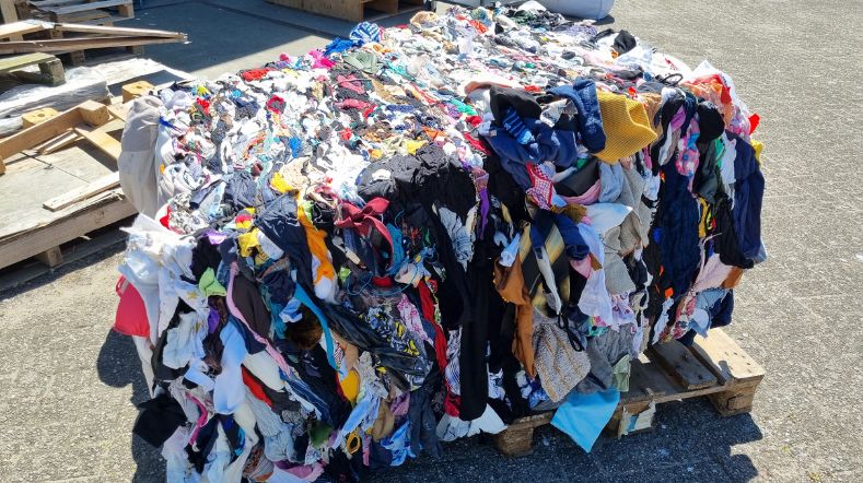 Mixed post-consumer textile waste used as feedstock