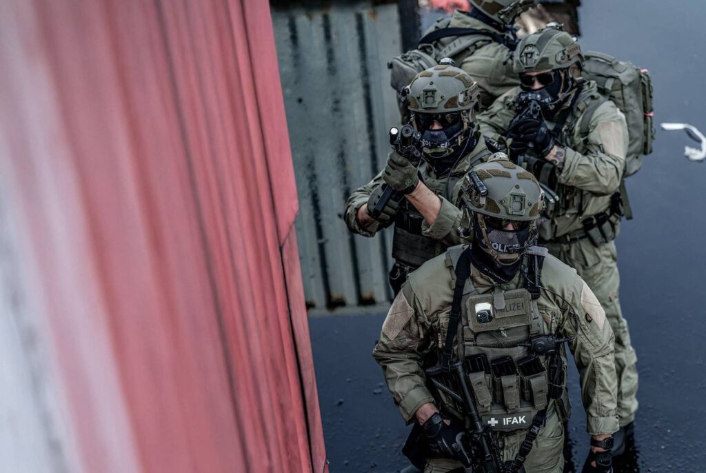 Law enforcement officers wearing Busch PROtective ballistic helmets made with Twaron Next®