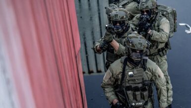 Law enforcement officers wearing Busch PROtective ballistic helmets made with Twaron Next®